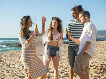 O auge do verão acontece em agosto, com dias longos, quentes e iluminados por um sol que teima em queimar. É marcado pelo período de férias e pela tradição de desconectar das obrigações e aproveitar o tempo para lazer e descanso. As reuniões de famílias são mais frequentes e as memórias que perduram ao longo da vida têm uma probabilidade maior de ser criadas justamente nesta época