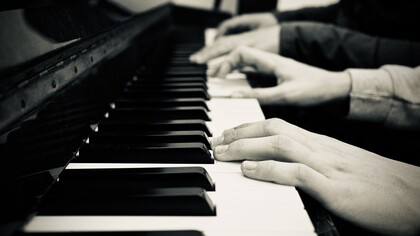 Siempre acaba sonando de fondo Chopin. Sus Nocturnos en mi intento de desaparición en esa neblinosa temporada varsoviana