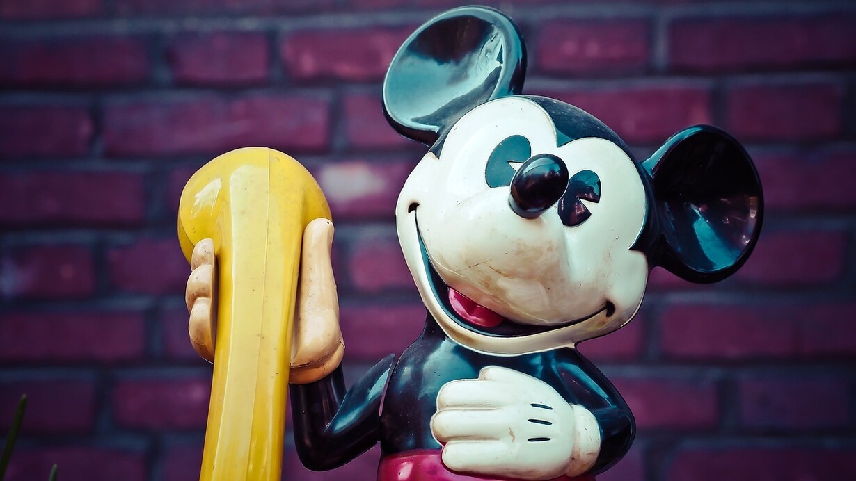 Topolino. L'evoluzione di Topolino, il personaggio iconico Disney, dalla sua prima apparizione nelle edicole italiane fino ai giorni nostri