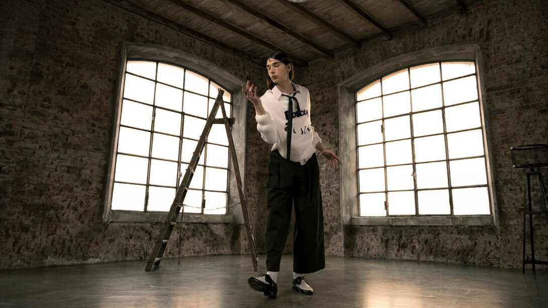 El terciopelo ha sido considerado durante siglos como uno de los tejidos más lujosos y complejos de producir. Originario de ciudades italianas como Lucca, Florencia, Venecia y Génova, este tejido se caracteriza por su suavidad y brillo distintivos