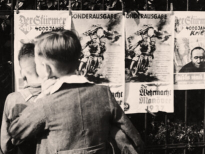 Niños leen la propaganda antisemita del diario «Der Stürmer»