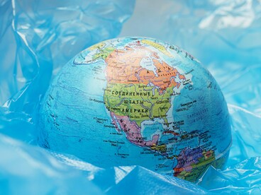 Não havia China no mercado internacional de então, não havia Banco Central independente, nem câmbio flutuante tampouco. Sequer importação havia, nos tais mercados protegidos por barreiras, alfandegárias e as não alfandegárias, mas técnicas. Por isso mesmo votaram no Collor, que fez o que Lullalá ainda faz. Sim, 'Double L is timeless' em alusão ao duplo L, 'Collorido' pelos mesmos verde e amarelo. E até um atualíssimo novo partido, hoje adversário destes, era também com L, inclusive. Atos falhos, dirá um 'supersticioso' botafoguense...