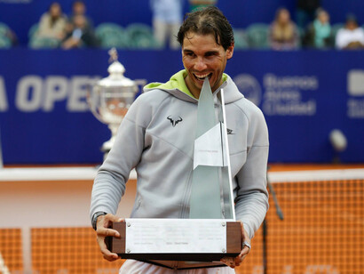 Rafa Nadal recoge el trofeo de campeón en el torneo de Buenos Aires