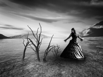 Una mujer sola en la naturaleza
