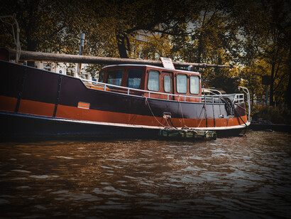 Casa-bote anclado en un canal 