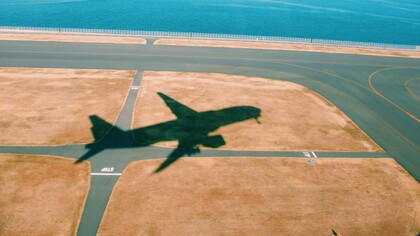 La sombra de una avión se proyecto sobre la pista de aterrizaje al despegar