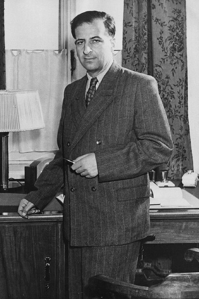 Nel corso della sua carriera, Pontecorvo lavorò in laboratori prestigiosi come quelli di Chalk River (Canada) e Dubna (URSS), dove fece importanti scoperte nel campo della fisica nucleare  