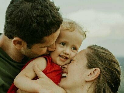 Não existe o eu sozinho no mundo; o que aflora é a dilaceração da composição família. E a política desde o início dos anos 1980 para cá, envolvendo as instituições mundiais, que, inicialmente cuidariam dos povos mais necessitados, provendo de segurança alimentar, e saúde, principalmente, trabalham justamente para minar a população mundial


