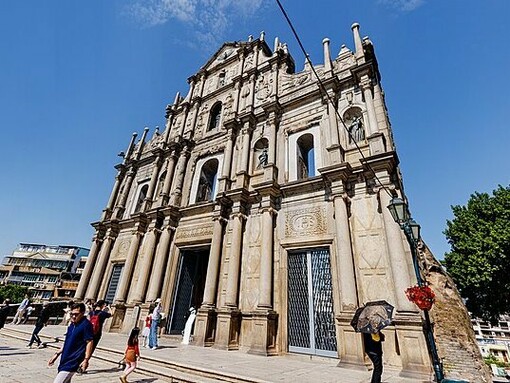 Ruínas da Igreja de São Paulo em Macau, na China. Da colina de S. Paulo, em Macao, à beira Tejo em Lisboa, com o Atlântico ao largo, só mesmo a viagem vale e valerá sempre a pena
