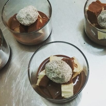 "Astratto fondente" con praline ai fichi e cocco