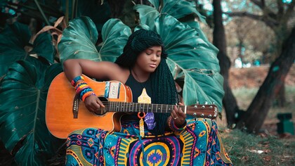 Una muchacha dominicana toca la guitarra