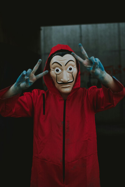 Explore como o nonsense permeia a linguagem cotidiana, desde piadas e trocadilhos até gírias e expressões não literais