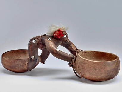 ʻUmeke kiʻi (bowl with figure), kou wood, pearlshell, red ʻiʻiwi red feathers, kapa (barkcloth) and dog fur, Hawaiʻi, possibly late 1700s. Courtesy of the British Museum