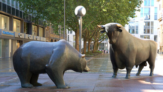 El oso y el toro, los dos animales de la bolsa: «Bear market» y «Bull market» son dos expresiones que se usan  como sinónimos de mercado bajista y alcista, respectivamente.