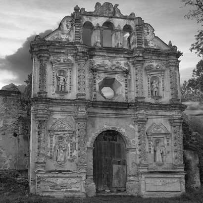 Las calles de Antigua, Guatemala se sucedían con piedras irregulares donde ella trataba de apoyar sus pies en vano: por mucho que lo intentara siempre quedaban inestables