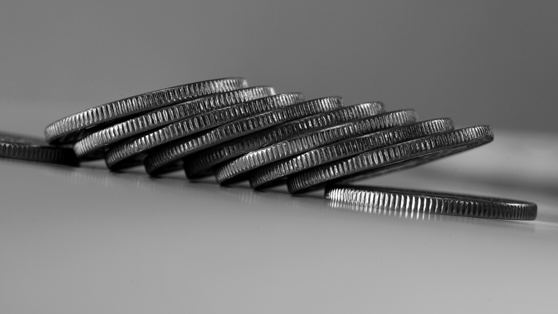 L’inflazione è l’aumento generalizzato dei prezzi nel tempo, riducendo il potere d’acquisto della moneta e influenzando l’economia globale  