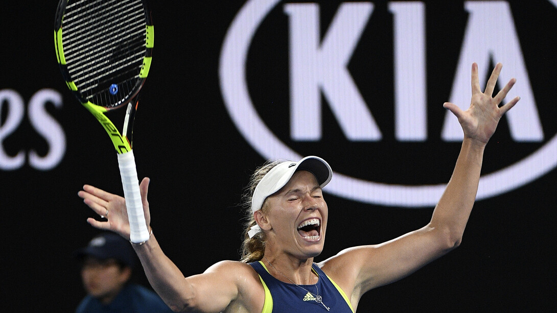 Caroline Wozniacki tras ganar a Simona Halep en la final del Open de Australia