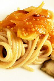 Spaghetti bio con purea di Carciofi guarniti con salsa a base di Scalogno, Semi di Senape e succo d’Arancia
