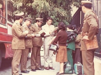 Carabineros y Emilio Barbarani a la salida de la embajada de Italia,1974