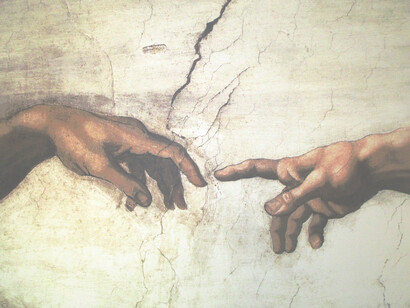 Particolare della Creazione di Adamo, Cappella Sistina, Musei Vaticani, Roma, Italia. Perché di fatto non c'è più nessuno che abbia voglia di fare qualcosa per salvare la storia.
Quindi tanti saluti all'ingegno italico! 