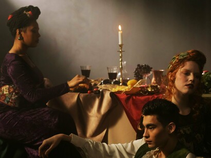 Atores em cena. Antes da era da restauração, mulheres dificilmente trabalhavam como atrizes, os papéis femininos eram interpretados por homens usando disfarces

