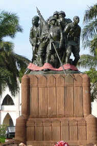 Paul Moreau-Vauthier (1871-1936), Monument aux héros de l'Armée noire, 1924, place de la Liberté, Bamako (Mali). Réplique du monument original érigé en 1924 à Reims détruit en 1940 puis rebâti en 2013
