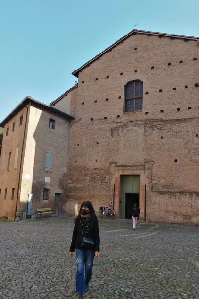 La pittoresca piazzetta in cui si affaccia in modo discreto la piccola chiesa di Santa Maria della Pomposa