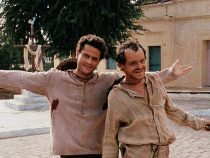 Selton Mello e Matheus Nachtergaele em cena no Auto da compadecida. Não há um só brasileiro que não tenha visto o filme ou que não conheça a história de Chicó e João Grilo, de alguma forma me remete muito aos cordéis nordestinos, são textos rimados, quase como uma declamação de poemas, impressos em folhetos