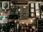 A jovem A. Sinai forneceu uma moldura especial em ouro, imaginada e desenhada por si, a 2 esmaltes franceses comprados por seus pais em antiquários