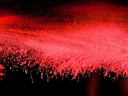 La paleta de colores de tu regla puede ir del rosa claro al marrón oscuro, pasando por el granate y el rojo intenso. No hay motivo para asustarse por ello; ten en cuenta que estás expulsando tanto sangre como restos de tejido, y las tonalidades cambian mucho. Belleza en la sangre. Fotografía de sangre de la fase menstrual del ciclo menstrual mensual de una mujer