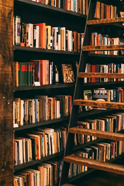 Esos libros usados siguen siendo el eslabón entre las décadas que han vivido juntos y la soledad de a dos que fueron construyendo, en los últimos años, a fuerza de ignorarse