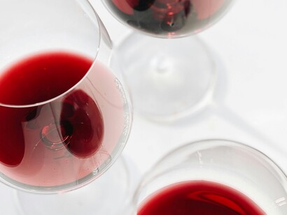 In bocca è strutturato, armonico e persistente, ideale in abbinamento con carni rosse, selvaggina e formaggi stagionati