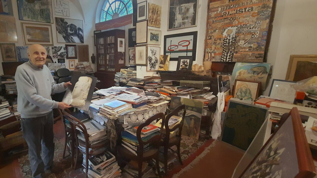 Carlo Pepi, nella sua casa-museo di Crespina, mostra l'immagine di una delle teste ritrovate nella carrozzeria di Livorno, sculture che lui ritiene essere autentiche di Modigliani