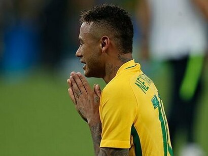 Neymar em campo com a Seleção Brasileira. O futebol nunca é uma ciência exata, como muitos torcedores e comentaristas e dirigentes de futebol com seus comentários amadores dão a entender.  Na verdade, o futebol sempre traz surpresas incríveis a cada ano