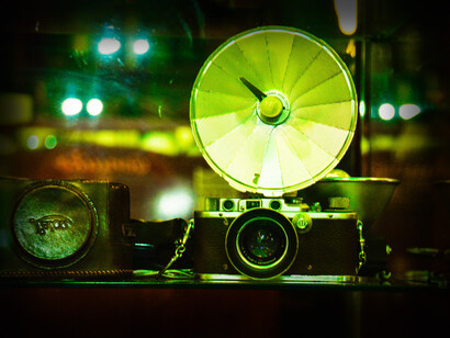 Cámara en un estante del Museo Fotográfico Simik, Ciudad Autónoma de Buenos Aires, Argentina