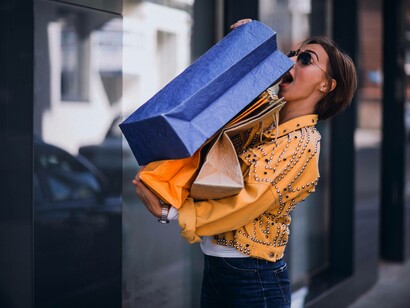 Donna che trasporta buste e sacchetti dopo lo shopping: "Non appena il vuoto si fa sentire, lo si riempie di qualcosa"