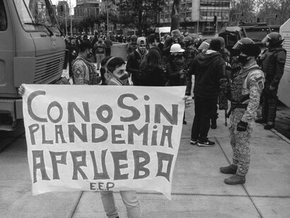 Ciudadano chileno se manifiesta a favor de la aprobación de una nueva Constitución