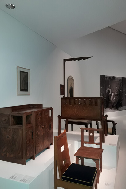 Culla e altri mobili realizzati da Rietveld ed esposti nella mostra al Centraal Museum di Utrecht
