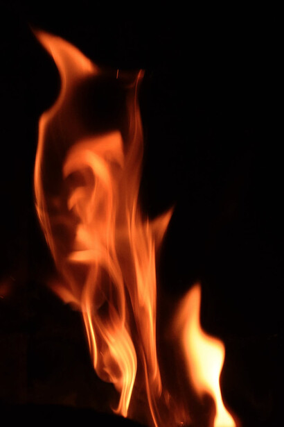 Le fiamme del fuoco al buio illuminano lo spazio circostante