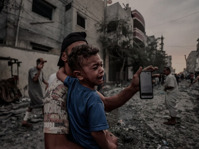 Un niño palestino herido después de los ataques aéreos israelíes en el campo de refugiados de al-Shati en la Franja de Gaza el 9 de octubre de 2023