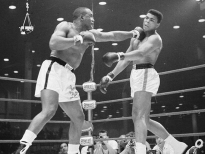 Muhammad Ali recibe un golpe de Sonny Liston