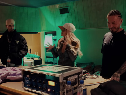 Las críticas no solo apuntaron al contenido, sino también a la desconexión de la canción con el contexto cultural y social que buscaba representar