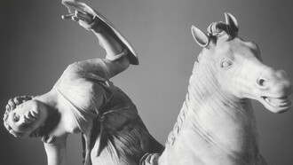 Amazzone a cavallo. Statua del I secolo d.C. collegata in modo problematico alla serie del cosiddetto "piccolo donario pergameno". L’Amazzone morente è resa in atto di cadere dal cavallo lanciato in corsa. © Luigi Spina
