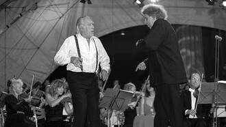 El inmortal músico y militante griego Mikis Theodorakis con Anthony Quinn, actor que representó a Alexis Zorba