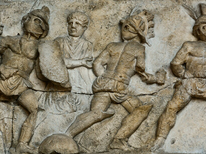Per palesare il trionfo dei Romani sulla Germania, l’imperatore Caligola comanda che Tumelico, vestito e armato alla foggia dei Teutoni, pugni nel circo con Diodoro, indossante la clamide imperiale