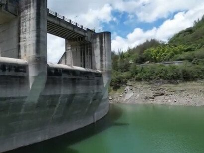 Hay que preguntarse cuántos puntos de carga necesita cada barrio, cómo se conectan a la red sin disparar los picos de demanda y, sobre todo, de qué fuentes vendrá la energía que entregan.  Rio Nizau, presa Jiguey, San José de Ocoa, República Dominicana