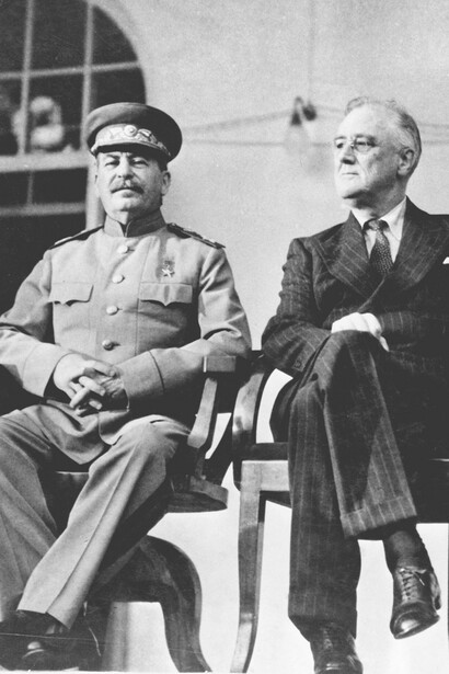 El líder soviético Iósif Stalin, el presidente estadounidense Franklin D. Roosevelt en Teherán en 1943