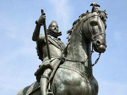 Plaza Mayor, Felipe III statue