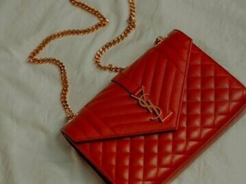 Bolsa de luxo. A Hermès, com suas icônicas bolsas Birkin, exemplifica como uma marca pode personificar o luxo