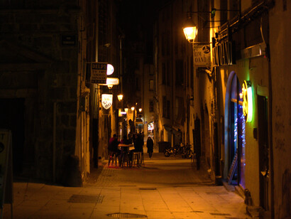 Dans les ruelles pavées de Rome, la nuit semble suspendre le temps : quelque part entre splendeur et désillusion, l’ombre de La Dolce Vita continue de hanter la ville